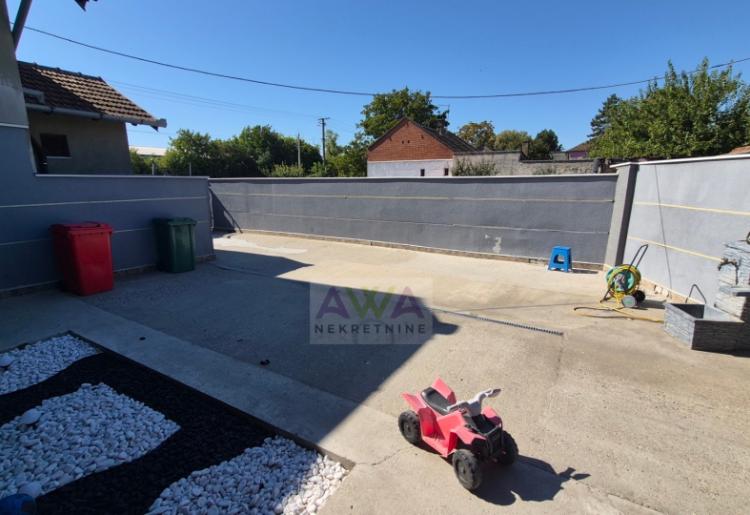 Sombor – renoviran etažirani stan 72 m² sa dvorištem i pomoćnim objektima