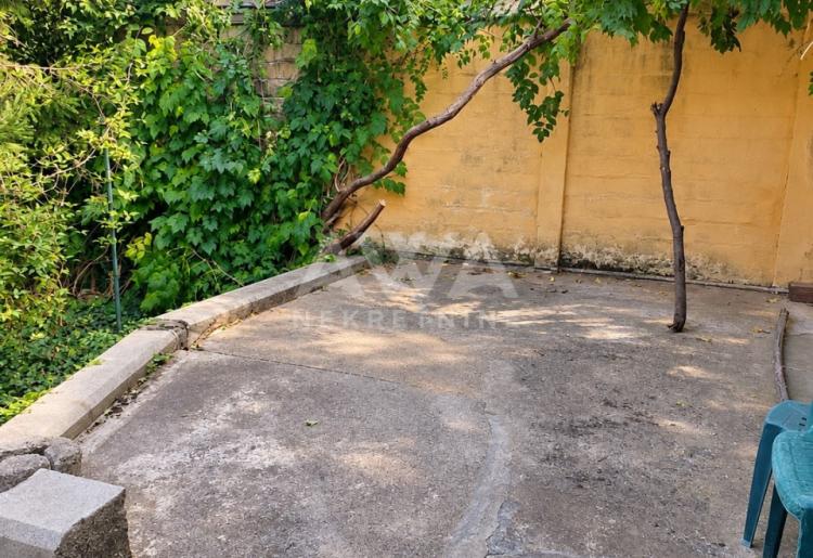 Sombor, centar – dvorišni stan 72 m² sa baštom i parkingom