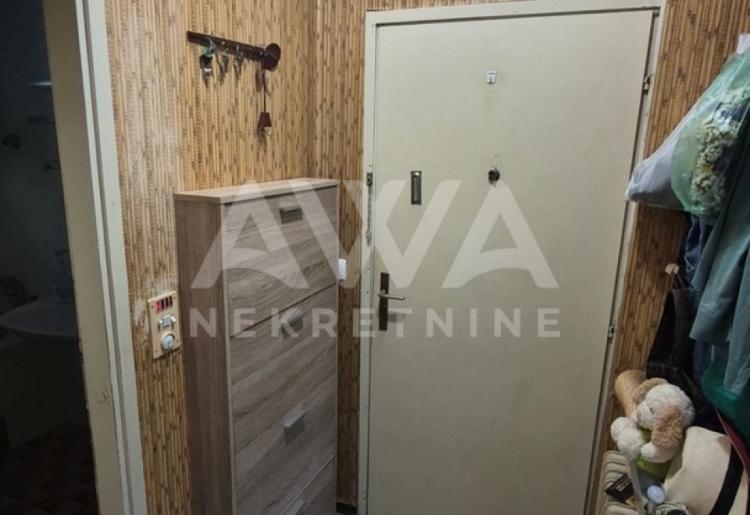 Izdavanje. Dvosoban stan 59m2 na prvom spratu.