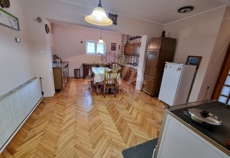Spratna velika kuća, plac 544m2