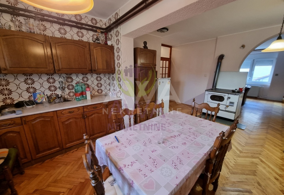 Spratna velika kuća, plac 544m2