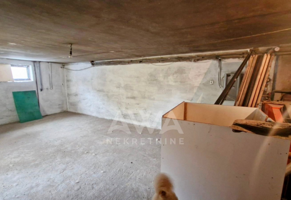 Deronje, Kuća  203 m2 sa lokalom blizu kanala