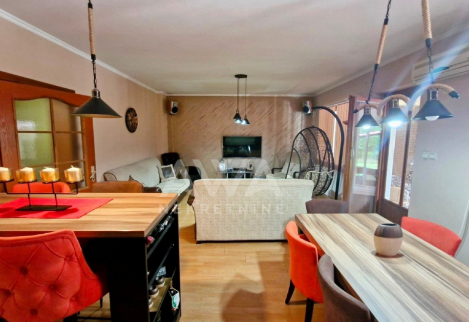 Deronje, Kuća  203 m2 sa lokalom blizu kanala
