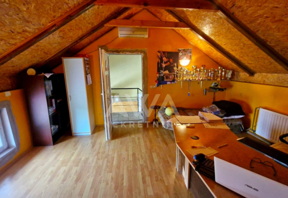 Deronje, Kuća  203 m2 sa lokalom blizu kanala