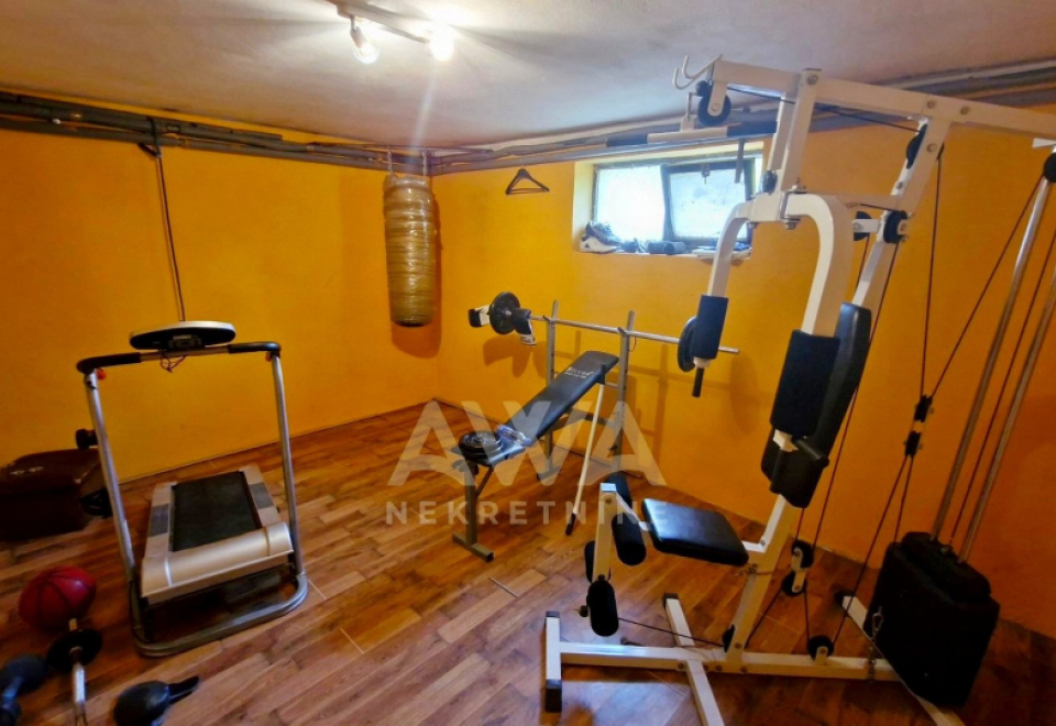 Deronje, Kuća  203 m2 sa lokalom blizu kanala