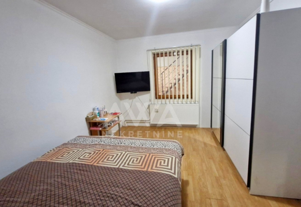 Deronje, Kuća  203 m2 sa lokalom blizu kanala