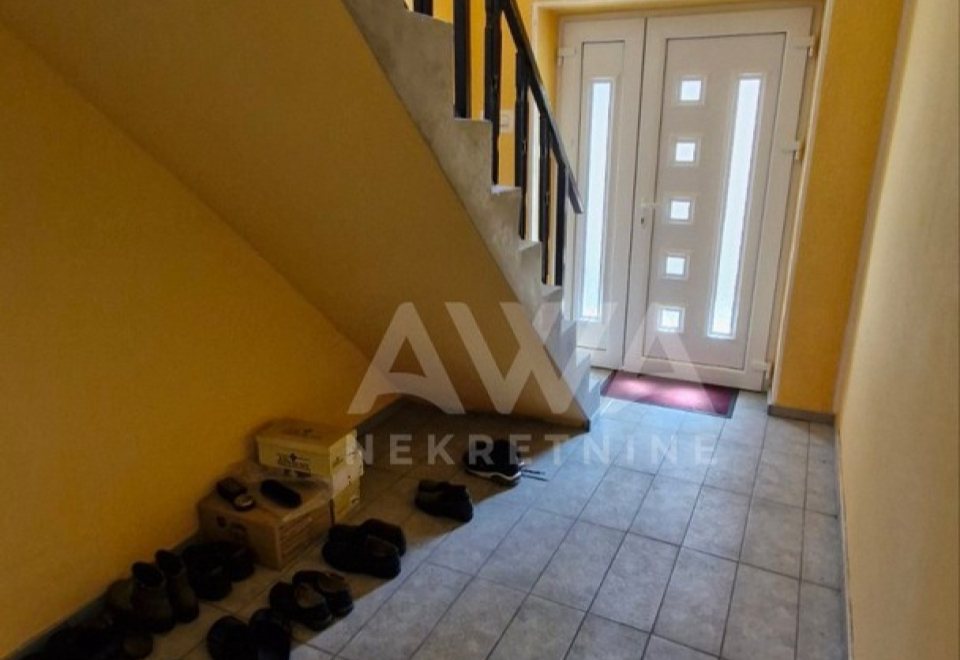 Crvenka, Spratnica od 180 m2 na glavnom putu