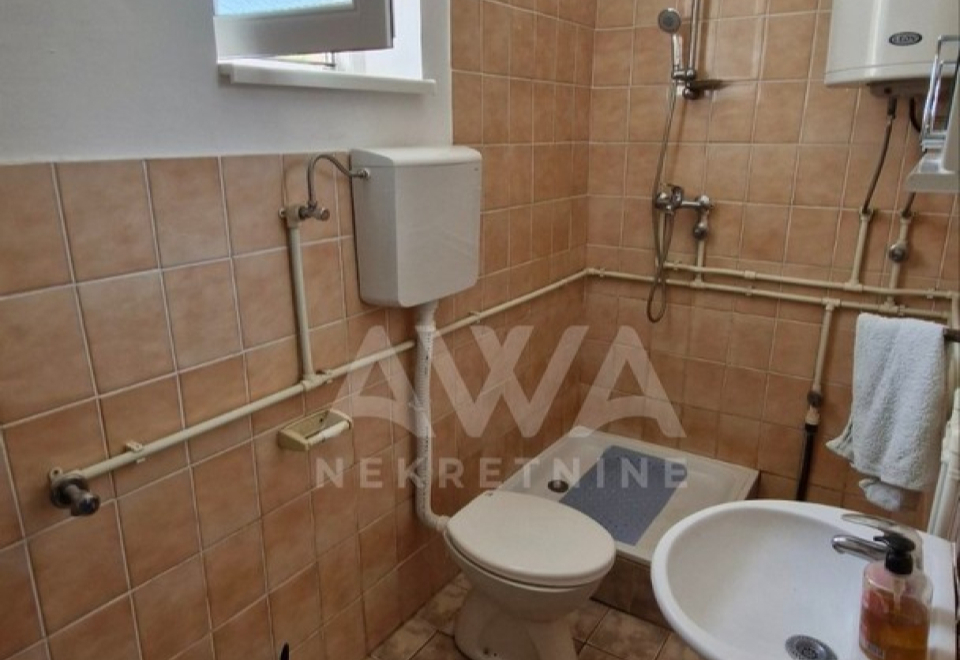 Crvenka, Spratnica od 180 m2 na glavnom putu