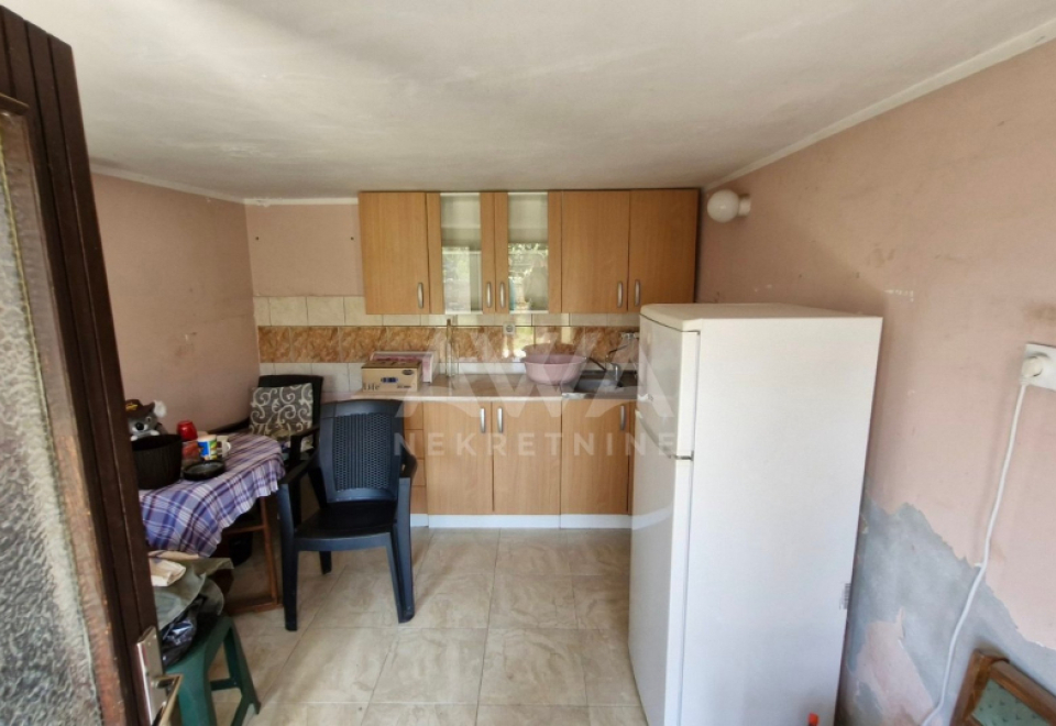 Crvenka, Spratnica od 180 m2 na glavnom putu