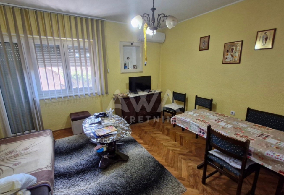 Crvenka, Spratnica od 180 m2 na glavnom putu