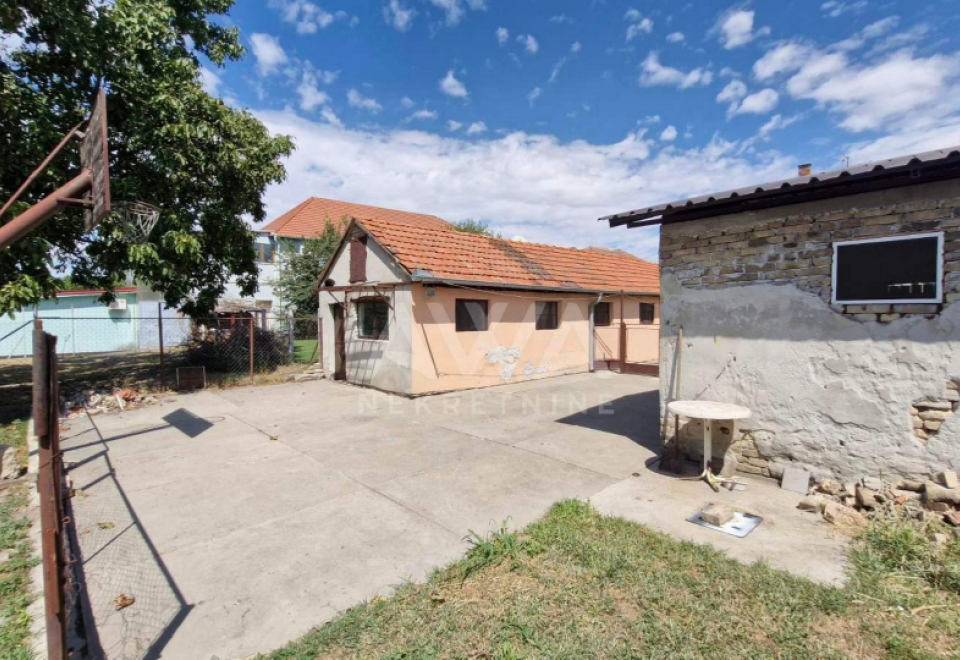 Crvenka, Spratnica od 180 m2 na glavnom putu