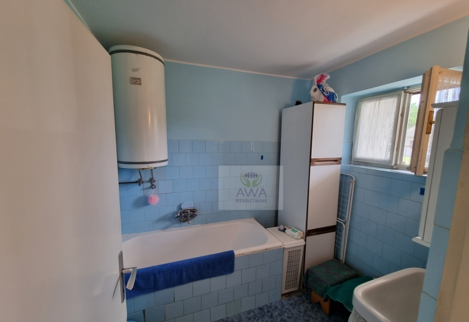 Spratna kuća,168m2 blizu centra Apatina, plac 9ar