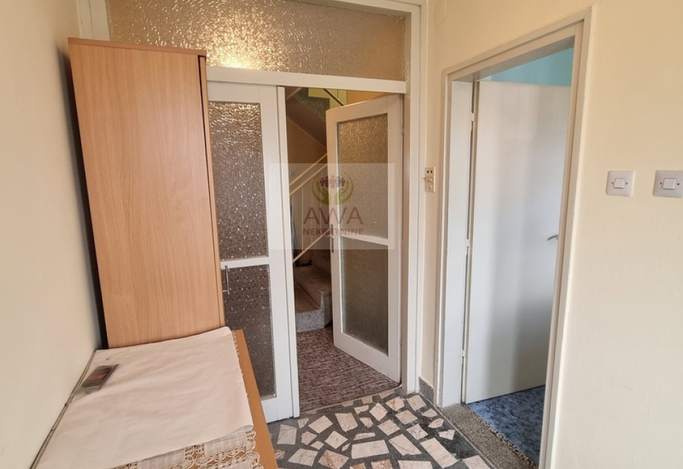 Spratna kuća,168m2 blizu centra Apatina, plac 9ar