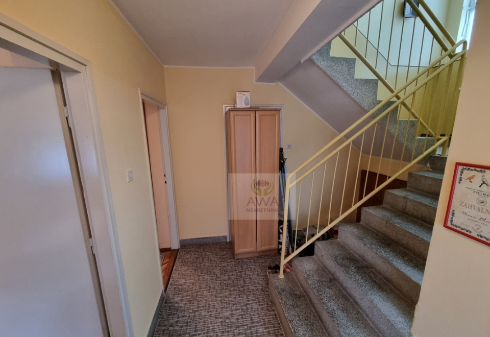Spratna kuća,168m2 blizu centra Apatina, plac 9ar