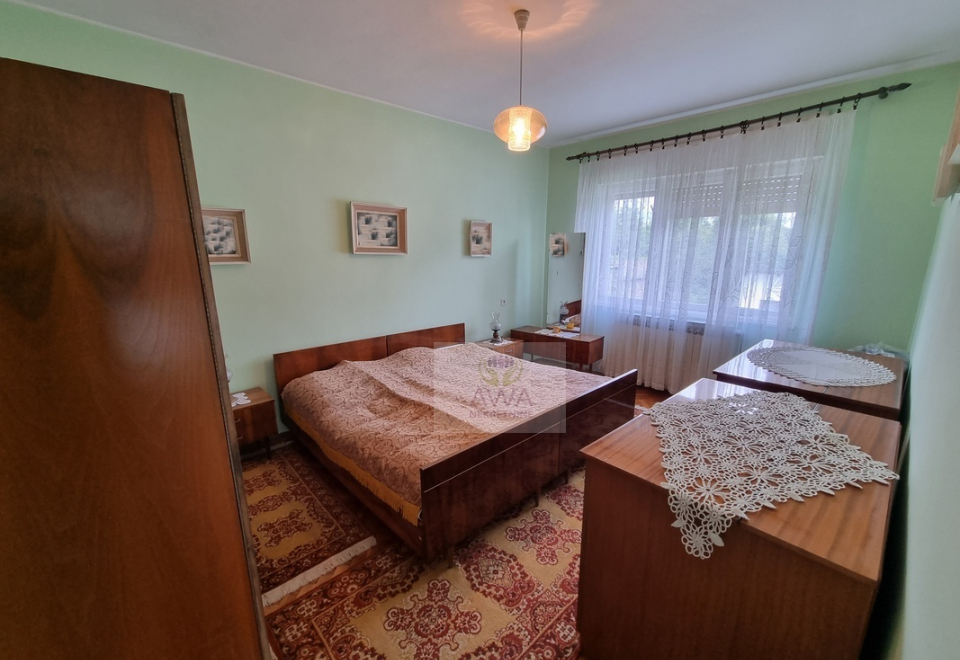 Spratna kuća,168m2 blizu centra Apatina, plac 9ar