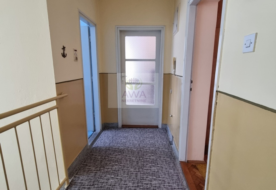 Spratna kuća,168m2 blizu centra Apatina, plac 9ar