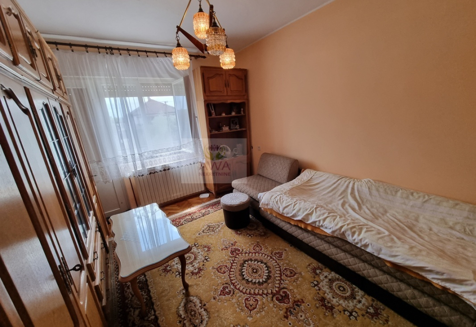 Spratna kuća,168m2 blizu centra Apatina, plac 9ar