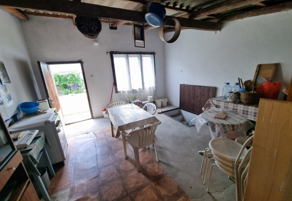 Spratna kuća,168m2 blizu centra Apatina, plac 9ar