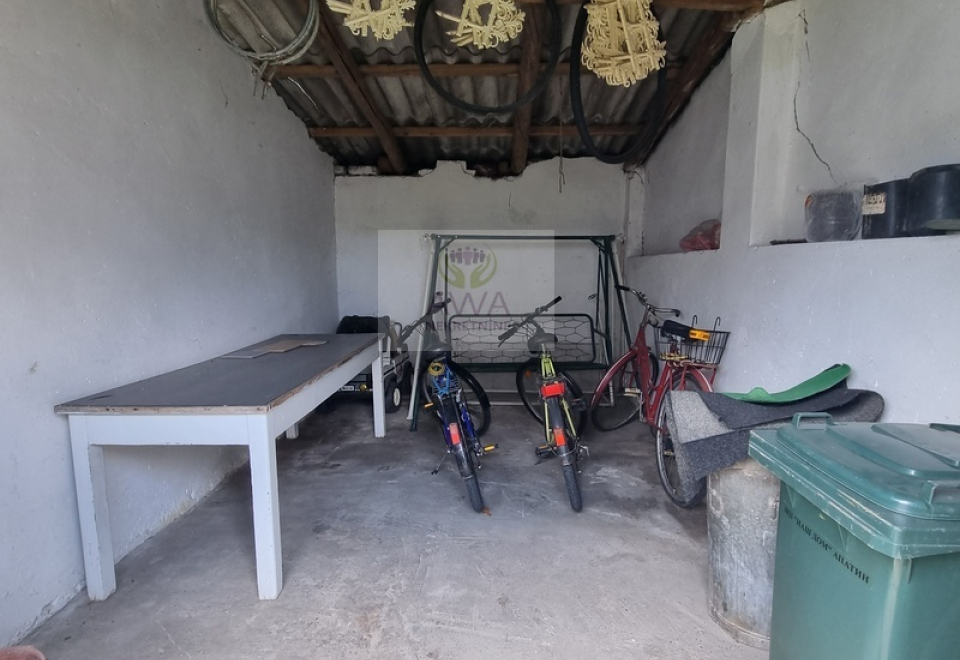 Spratna kuća,168m2 blizu centra Apatina, plac 9ar
