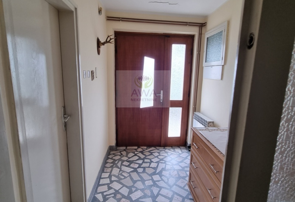 Spratna kuća,168m2 blizu centra Apatina, plac 9ar