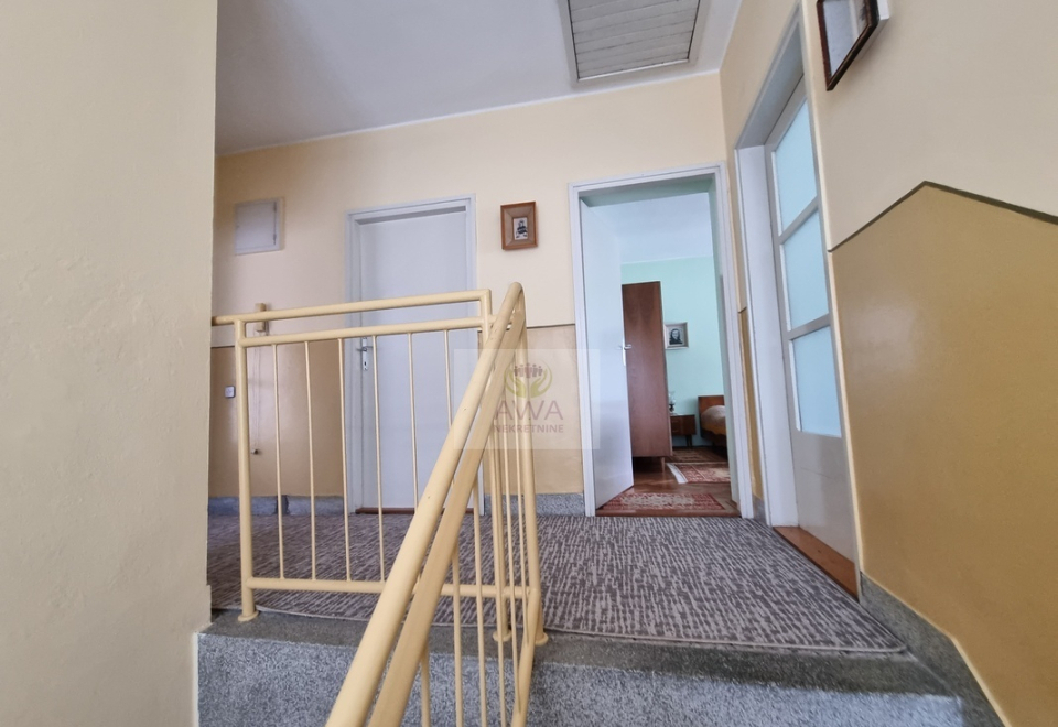 Spratna kuća,168m2 blizu centra Apatina, plac 9ar