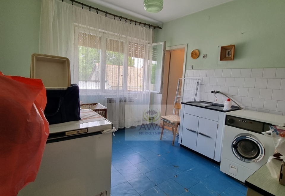 Spratna kuća,168m2 blizu centra Apatina, plac 9ar