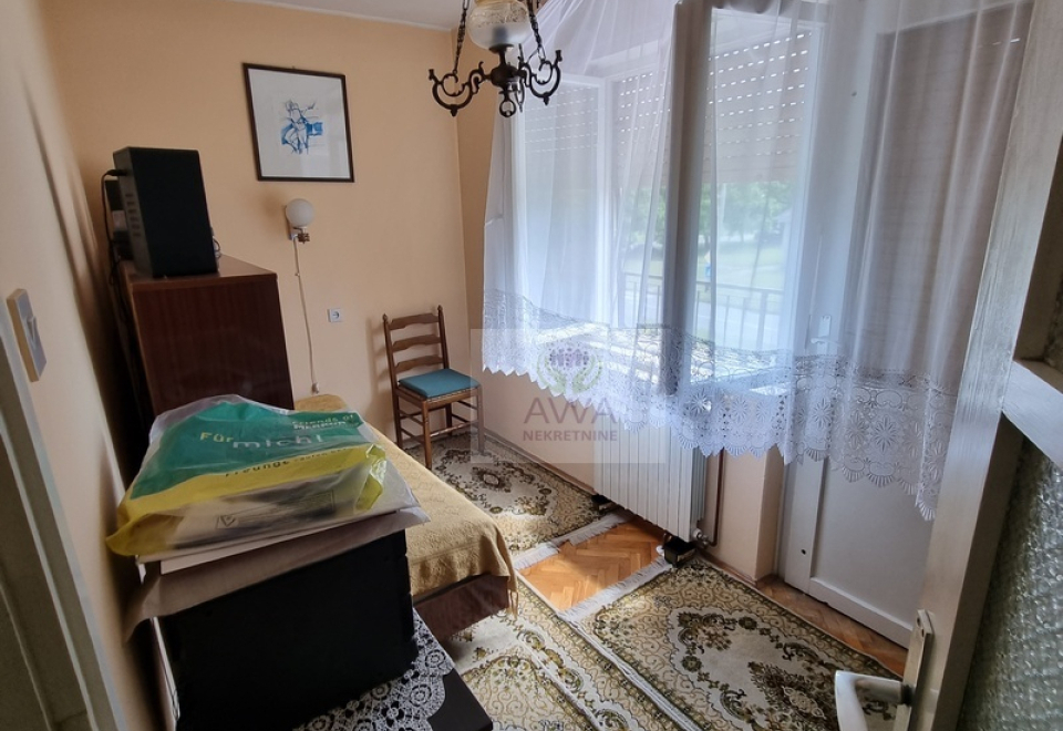 Spratna kuća,168m2 blizu centra Apatina, plac 9ar