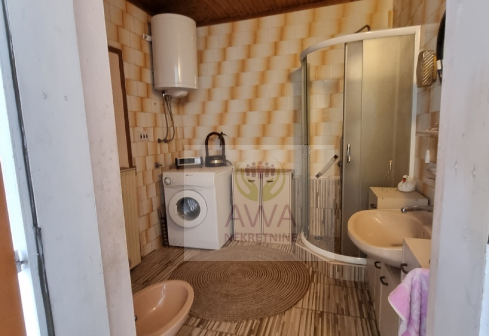 Apatin, kuća 234m2, plac 4ar, glavni put