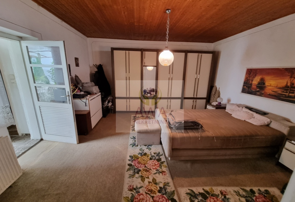 Apatin, kuća 234m2, plac 4ar, glavni put