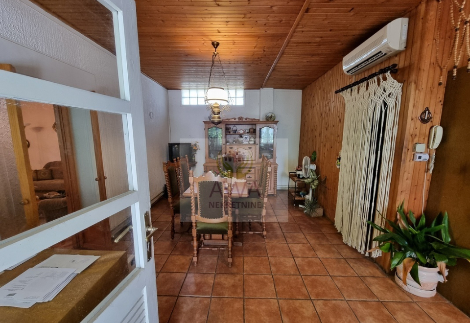 Apatin, kuća 234m2, plac 4ar, glavni put