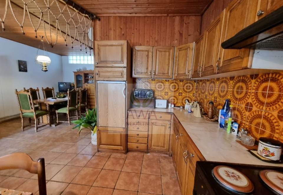 Apatin, kuća 234m2, plac 4ar, glavni put