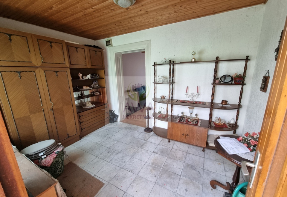 Apatin, kuća 234m2, plac 4ar, glavni put