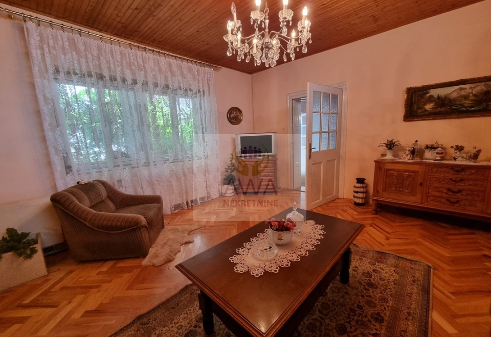 Apatin, kuća 234m2, plac 4ar, glavni put
