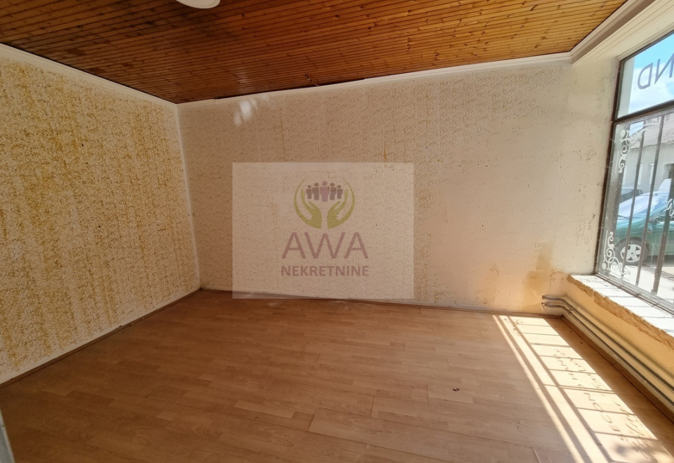 Apatin, kuća 234m2, plac 4ar, glavni put