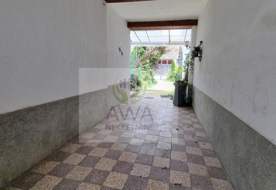 Apatin, kuća 234m2, plac 4ar, glavni put