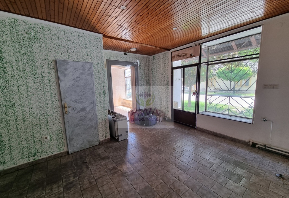Apatin, kuća 234m2, plac 4ar, glavni put