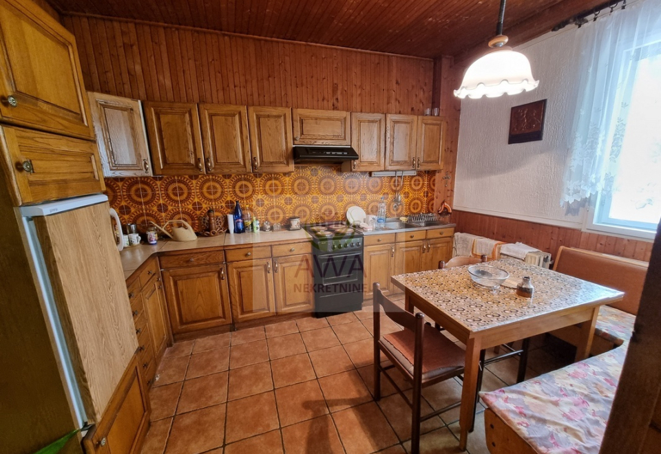 Apatin, kuća 234m2, plac 4ar, glavni put
