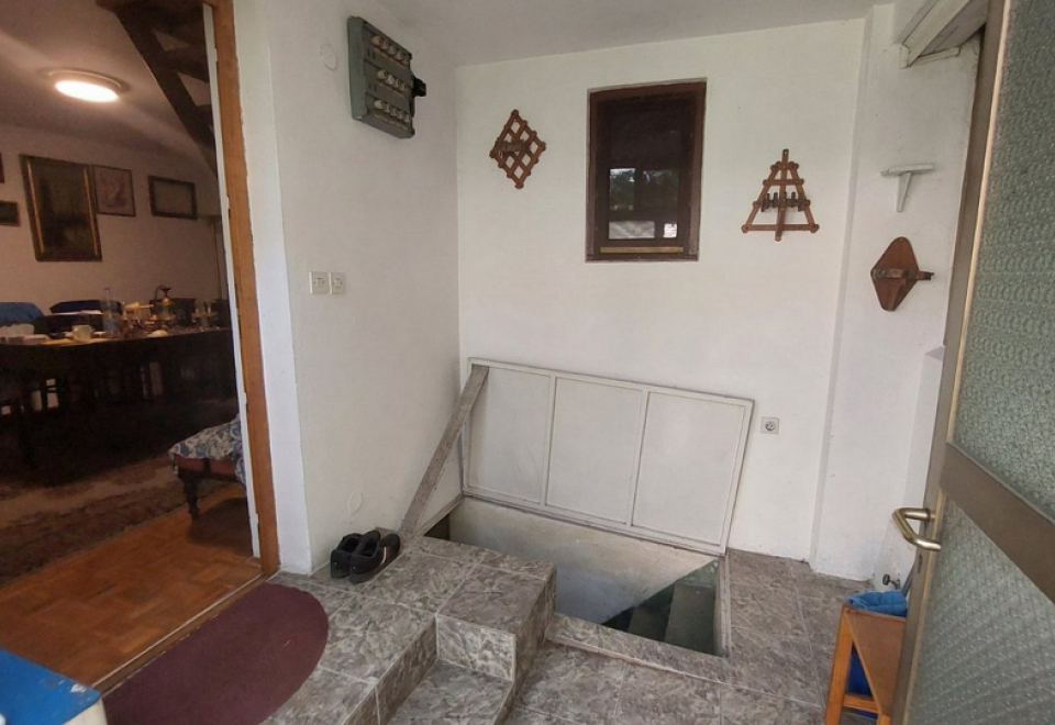 Josićko naselje, Stambeno-poslovna zgrada, 254 m2
