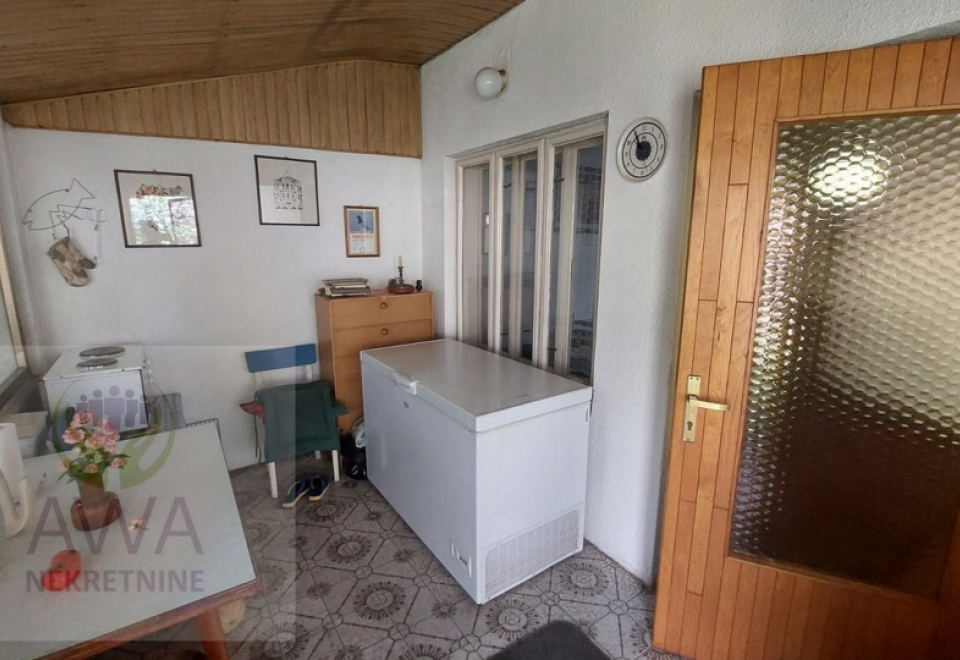 Josićko naselje, Stambeno-poslovna zgrada, 254 m2