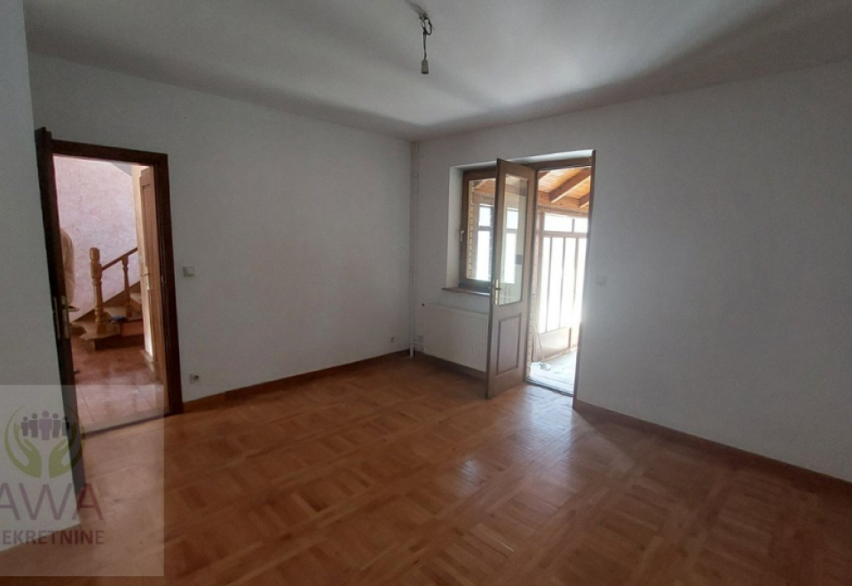 Stanišić, kuća 296 m2, prava za veliku porodicu