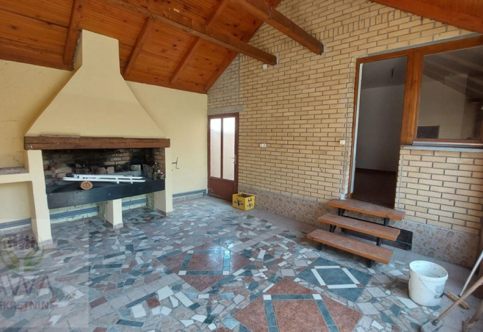 Stanišić, kuća 296 m2, prava za veliku porodicu