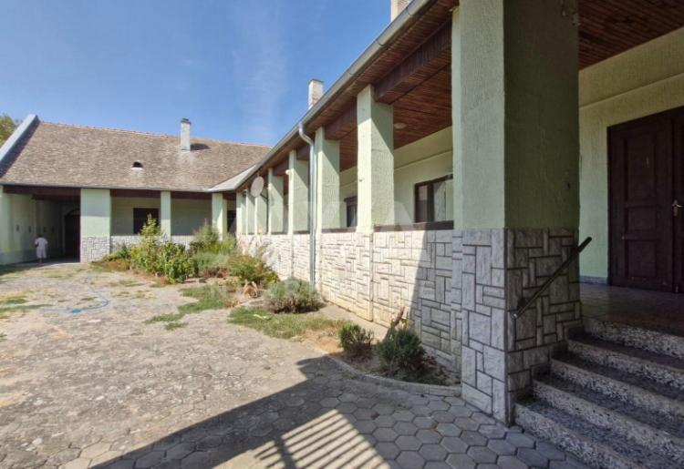 Apatin starogradska sređena kuća 435 m2