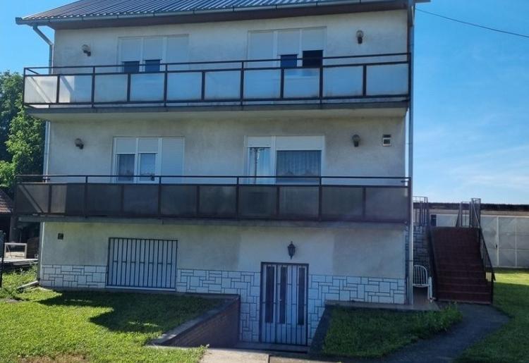 Na tri sprata! Porodična kuća 333m2, plac 80a,