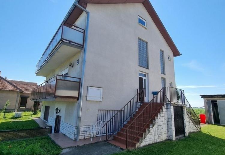 Na tri sprata! Porodična kuća 333m2, plac 80a,