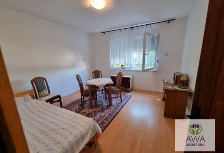 Na tri sprata! Porodična kuća 333m2, plac 80a,