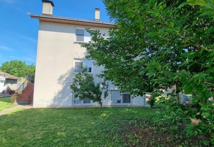 Na tri sprata! Porodična kuća 333m2, plac 80a,