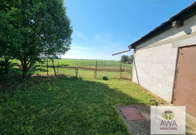 Na tri sprata! Porodična kuća 333m2, plac 80a,