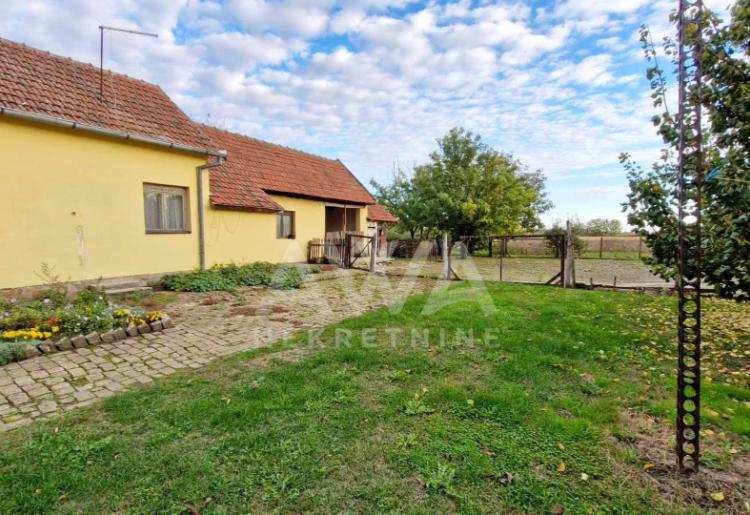 Čonoplja, Kuća 113 m2 na velikom placu od 2534 m2