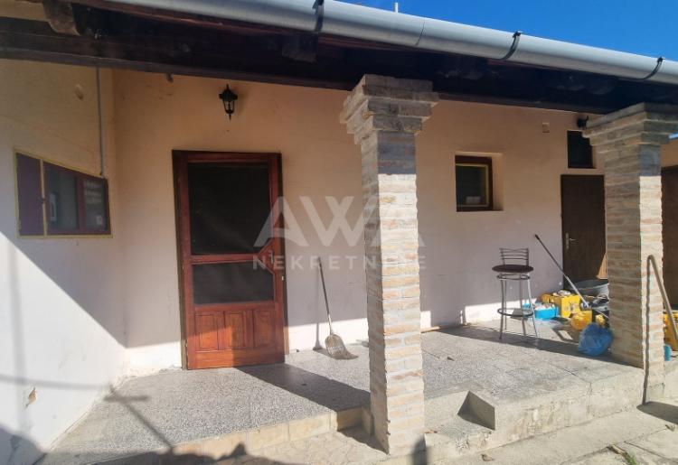 Apatin. Kuća, 148m2, plac 4.6ar