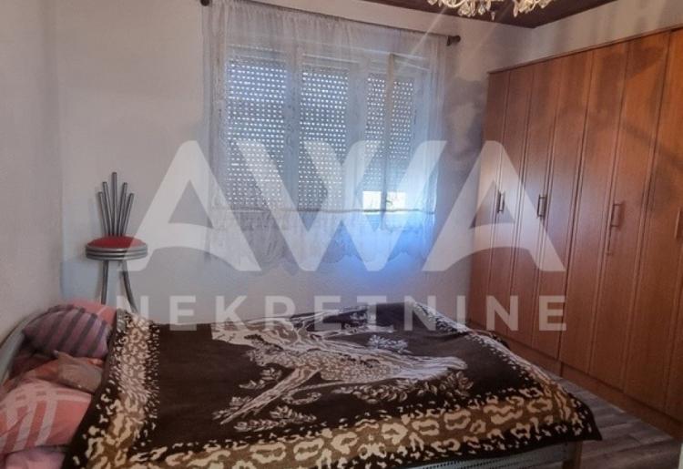 Manja dvorišna kuća sa manjim placem